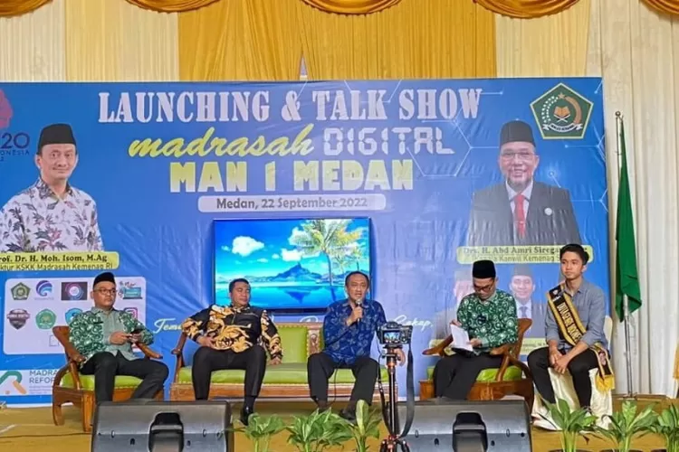 Direktur KSKK Madrasah Kemenag Moh.Isom Yusqi saat launching madrasah digital MAN 1 Medan. (Foto: Kemenag)