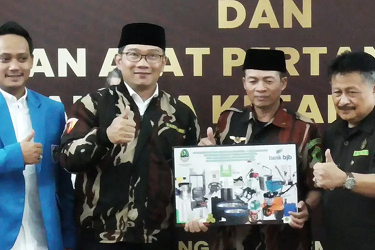 Ridwan Kamil Saat Pelantikan Pengurus AMS dan Menyerahkan Bantuan Bagi Petani Milenial (Budi Hartati)