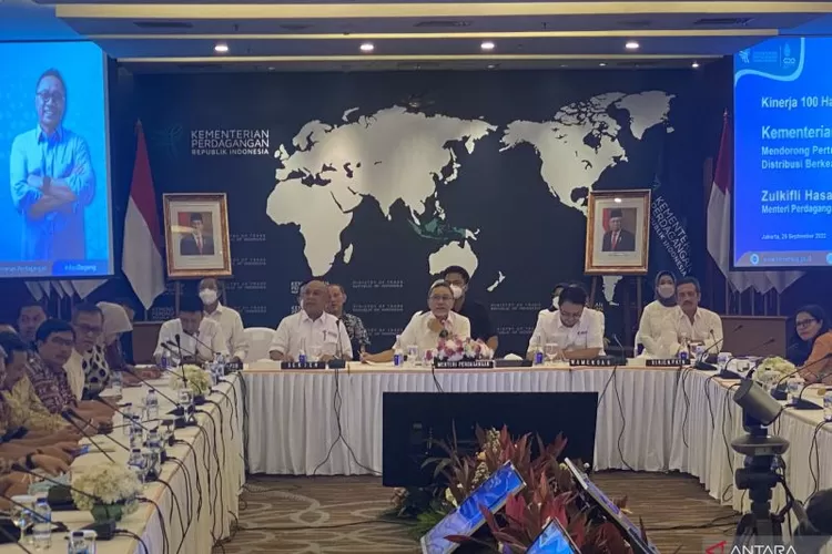 Menteri Perdagangan (Mendag) Zulkifli Hasan dalam acara Kinerja 100 Hari Kerja Menteri Perdagangan di Jakarta, Minggu (25/9/2022).  (ANTARA/AstridFaidlatulHabibah)