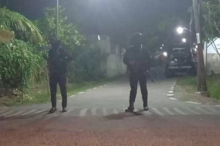 Pasca terjadi ledakan di Aspol Solo Bru, aparat kepolisian melakukan penjagaan disekitar lokasi. (Foto : BeritaSatu)