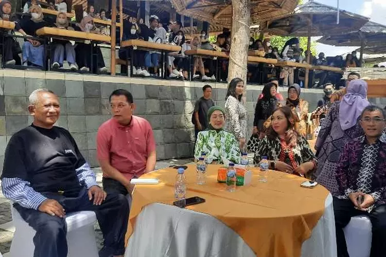 Wakil Wali Kota Solo Teguh Prakosa dan Pengusaha kuliner Wong Solo, Puspo Wardoyo saat menghadiri HUT SMA 4 Solo (Endang Kusumastuti)