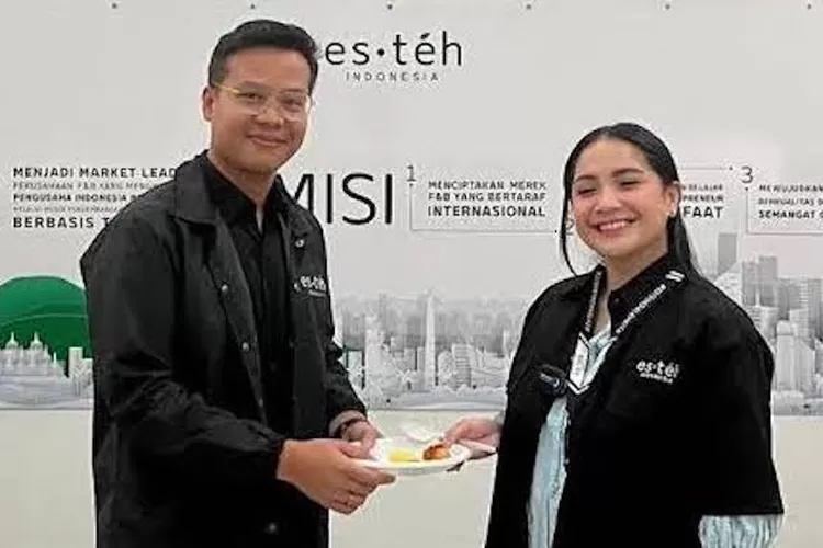 Nagita Slavina, kanan, istri Raffi Ahmad pada sebuah acara dengan manajemen PT Esteh Indonesia Makmur di mana dirinya bertindak sebagai CEO. Perusahaan ini kini disoroti karena melayangkan somasi kepada netizen yang mengkritik kandungan gula produknya. (Twitter @hellomarisaduma)