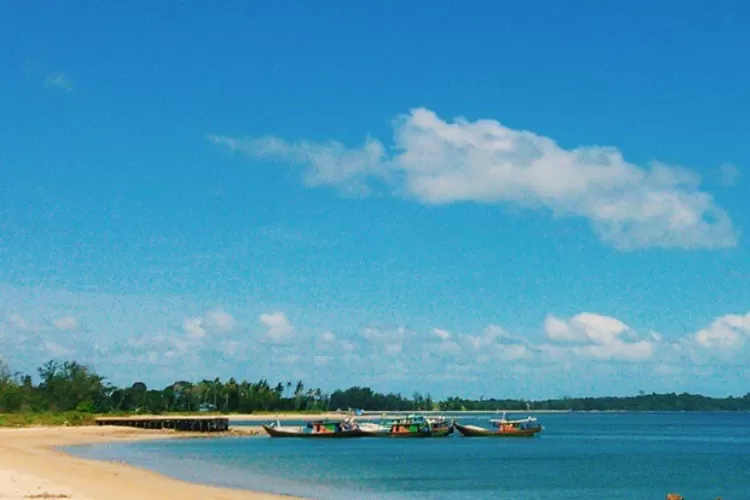 Foto Screenshot Pulau Bawal, Destinasi Wisata Alam yang Jarang Diketahui di Kendawangan Kalimantan Barat (Instagram/ @rizkyakurnia )