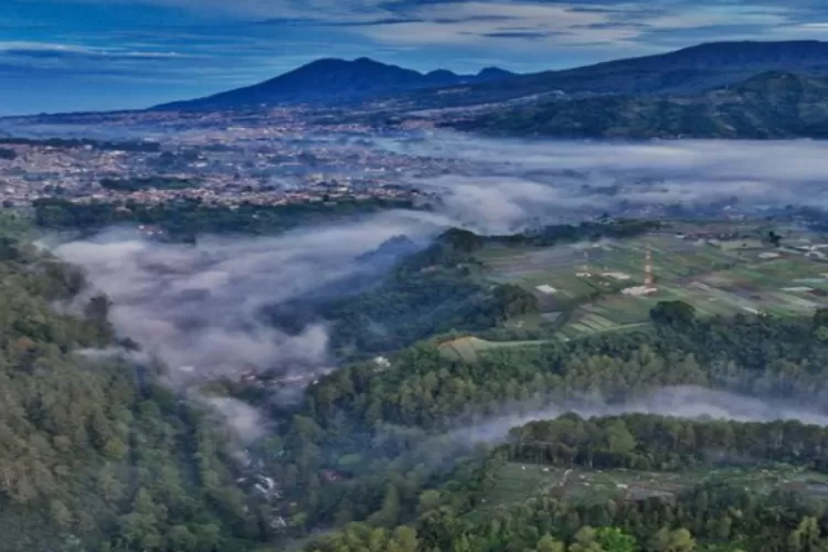 Suasana pagi dari destinasi wisata alam Tebing Keraton Bandung. (Instagram @pakindro)