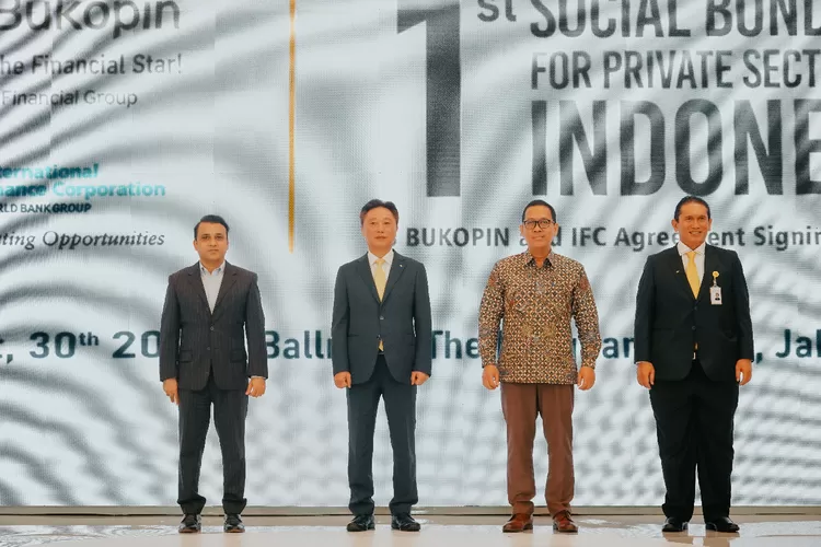 PT Bank KB Bukopin Tbk menyelenggarakan Event Agreement Signing Ceremony di Ballroom The Langham Jakarta bersama International Finance Corporation (IFC) World Bank, Senin (26/9/2022)..