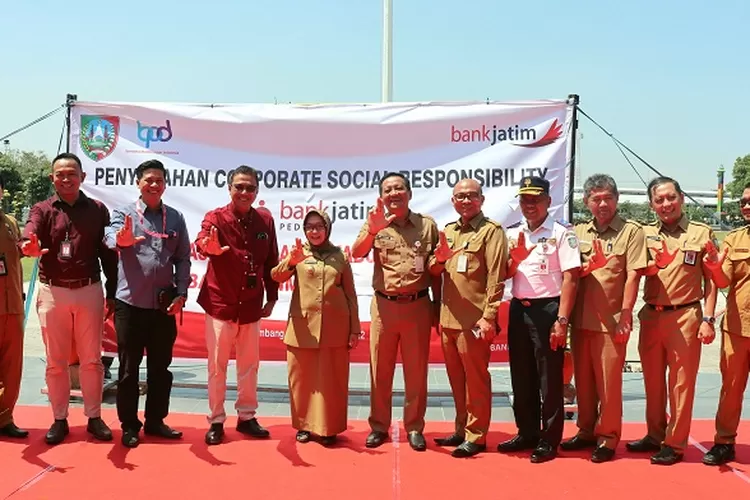 Jajaran Bank Jatim dan Pemkab Jombang usai seremonial penyerahan CSR