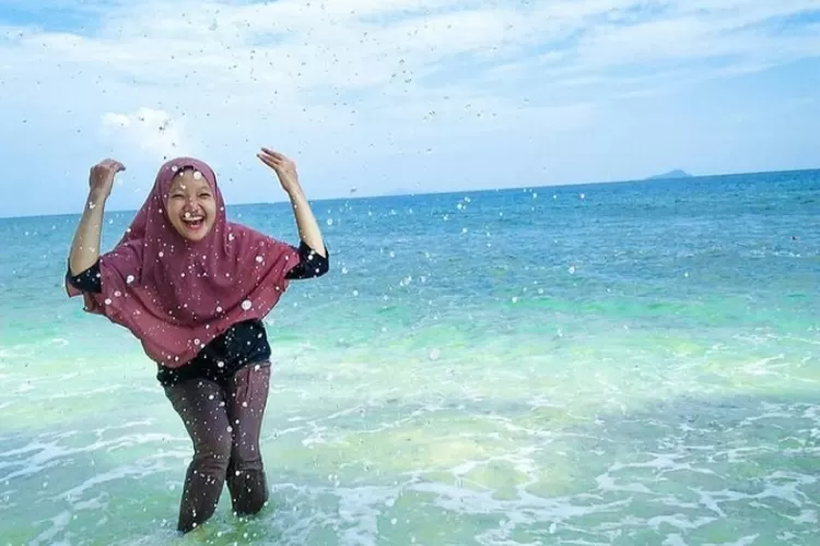 Destinasi wisata alam Pulau Randayan Singkawang Kalimantan Barat memiliki spot kece sehingga momen traveling kita semakin fantastis dan tak tak terlupakan. (Instagram @deliaa074)