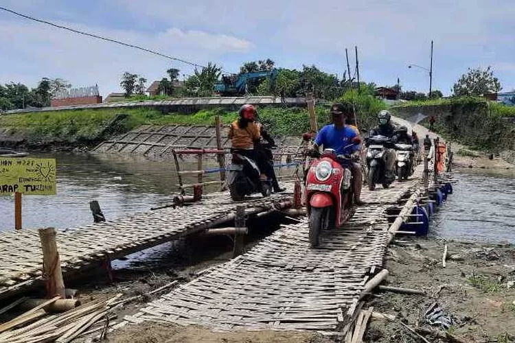 Jembatan utama ditutup, pemotor pilih melewati jembatan sasak di Sungai Bengawan Solo  (Endang Kusumastuti)