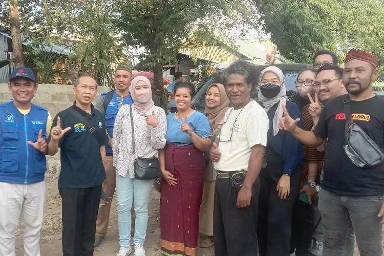 Rombongan Kementerian Kominfo RI berpose bersama para pelaku UMKM di Labuan Bajo Selasa (27/9/2022) (Feliks Janggu )