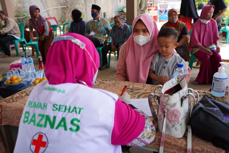Warga Bogor antre untuk mendapatkan layanan kesehatan dari Baznas- Danareksa Syariah, Senin (26/9/2022).
