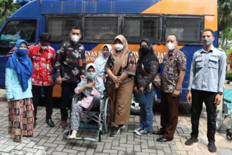 Dinsos DKI Jakarta menyerahkan alat bantu fisik kepada penerima manfaat, Rabu (28/9/2022).