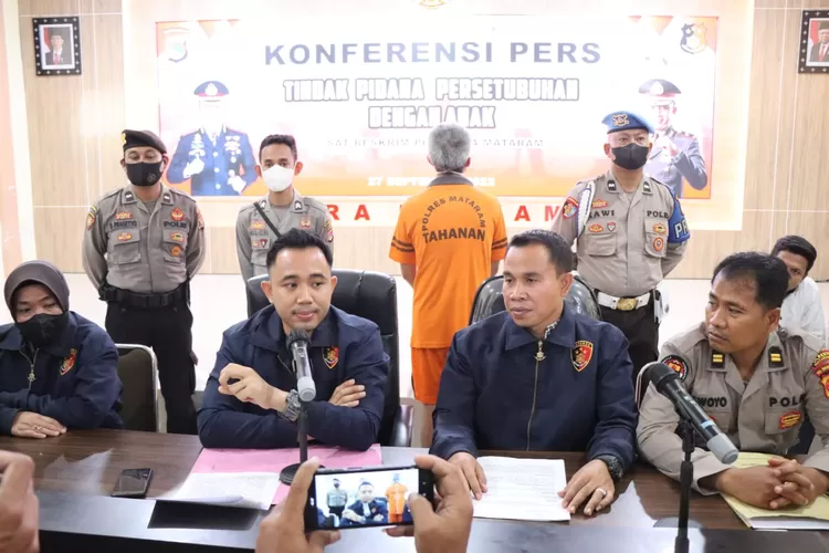 Kasat Reskrim Polresta Mataram, Kompol Kadek Budi Astawa (tengah) memberikan keterangan pers atas pencabulan ayah kandung kepada anaknya sendiri. (istimewa)   Kadek  (Humas Polresta Mataram)