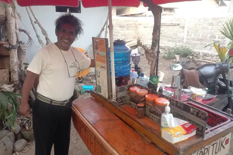 Agustinus Suban Puka bersama Kopi Tuk Kelilingnya di halaman produksi Kopi Tuk Labuan Bajo Selasa (27/9/2022/ (Feliks Janggu )