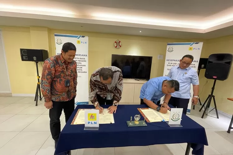 Kajari Jakarta Utara Atang Pujiyanto SH MH tengah tandatangan MoU dengan PLN UID Jakarta Raya