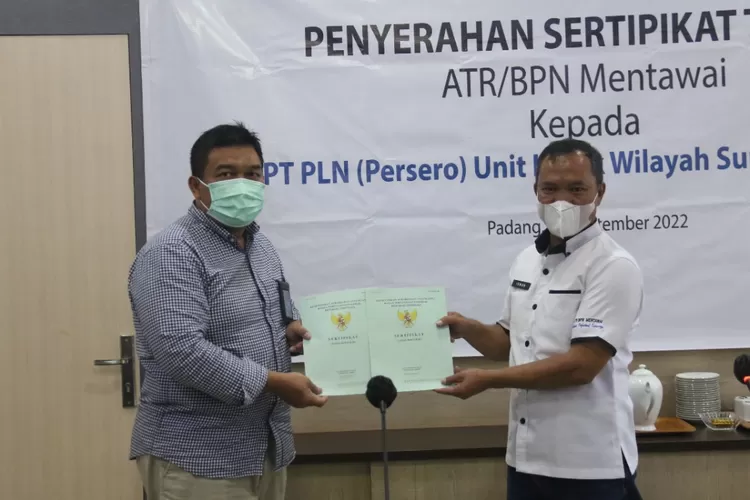 Kepala BPN Kabupaten Kepulauan Mentawai Isman Yandri menyerahkan dua sertipikat aset kepada General Manager PLN UIW Sumbar Toni Wahyu Wibowo di Ruang Rapat Bagonjong Kantor Induk PLN UIW Sumbar. 