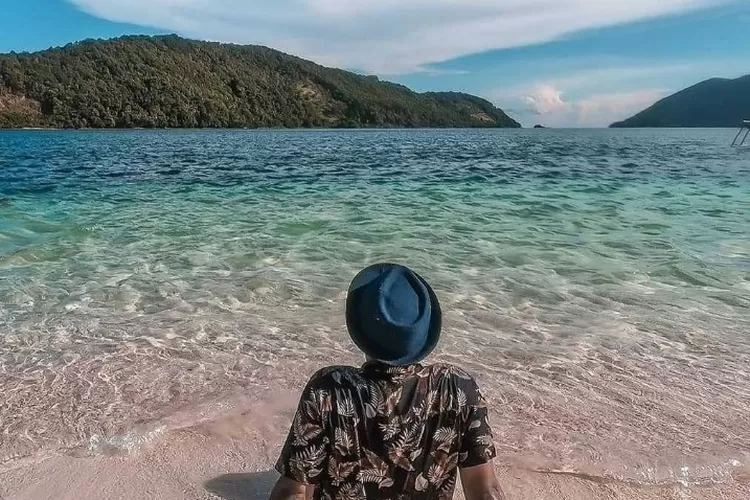 Pulau Kepayang, destinasi wisata alam yang tersembunyi di Kayong Utara, Kalimantan Barat. (Instagram @letsrockborneo)