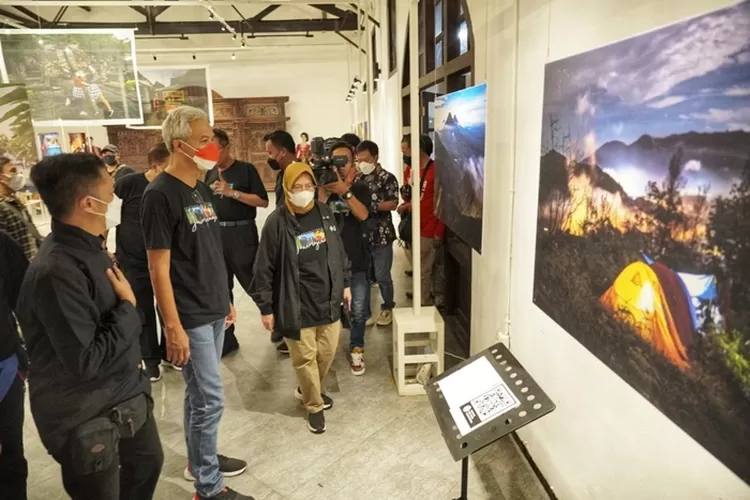 Gubernur Jawa Tengah Ganjar Pranowo saat melihat pameran foto Jawimajinasi.  (Ayosemarang.com/ Audrian Firhannusa)