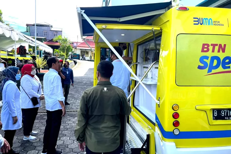 Presiden Jokowi didampingi Menteri Ketenagakerjaan Ida Fauziyah menyaksikan peserta penerima Bantuan Subsidi Upah (BSU) melakukan penarikan dana melalui ATM pada Mobil Kas Keliling (MKK) Bank BTN di Ternate, Maluku Utara, Selasa (27/9/2022).