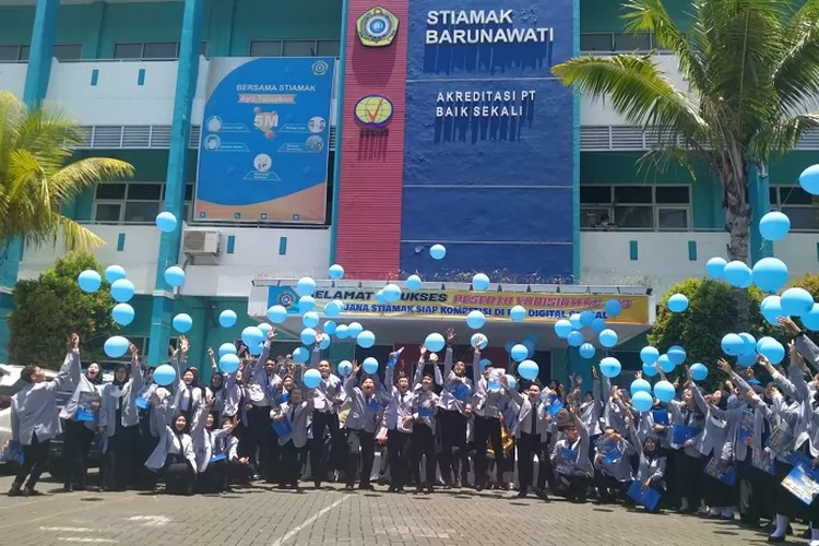 Para peserta yudisium Stiamak Barunawati Surabaya saat meluapkan kegembiraan