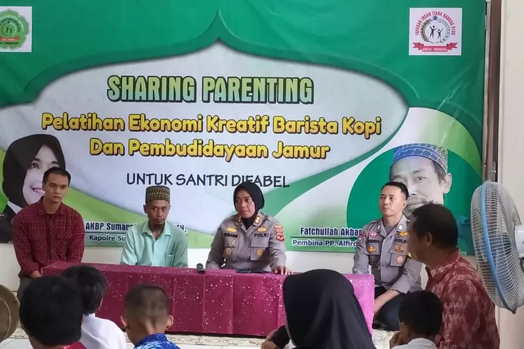 Kapolres Subang yang berkunjung ke Kendal memberikan motivasi kepada santri difabel di Ponpes Al Firdaus Boja.  (Edi Prayitno/kontributor Kendal)