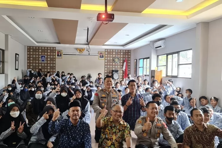 Berfoto bersama Kepala Kepolisian Resort Kota Bandung Kombes. Pol. Kusworo Wibowo, S.H., S.I.K., M.H, Ketua Yayasan  Prima Cendekia islami Prof. Dadan Wildan, Kepala SMP PCI  Beny Saputro, S.Pd., M.Pd dengan seluruh peserta dan siswa 