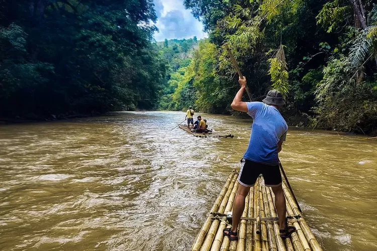Destinasi wisata alam Bambu Rafting, rasakan healing menyejukkan mata di Kalimantan Selatan. (Akun Instagram @agus_waluyo8.9)