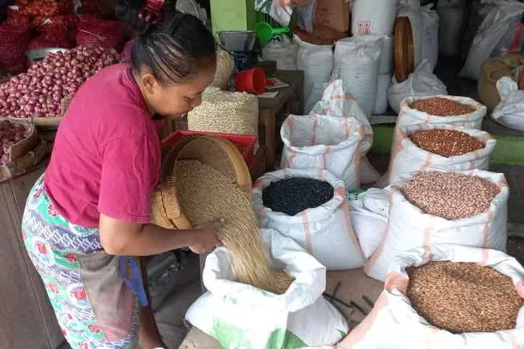 Pedagang kedelai di Pasar Legi mengeluhkan tingginya harga kedelai impor (Endang Kusumastuti)