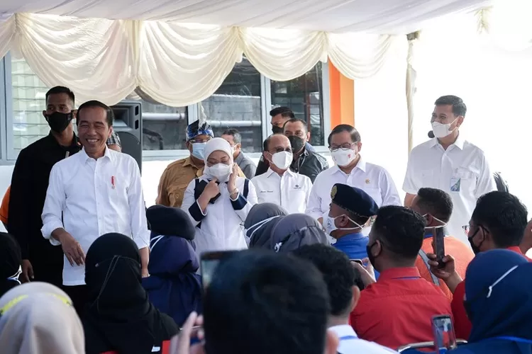 Presiden Jokowi disela-sela acara penyerahan BSU untuk pekerja peserta BPJS Ketenagakerjaan