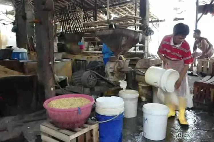Perajin tahu di Krajan, Mojosongo, Solo terpaksa mengurangi ukuran produk menyusul kenaikan harga kedelai (Endang Kusumastuti)