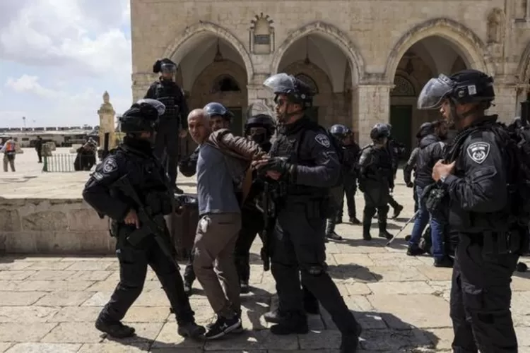 Pasukan Israel yang serang Al Aqsa (Al Arabiya )