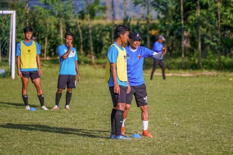 Arahan pelatih Lombok FC Jessie Mustamu dalam sesi latihn  ((Suara Karya/Lombok FC))