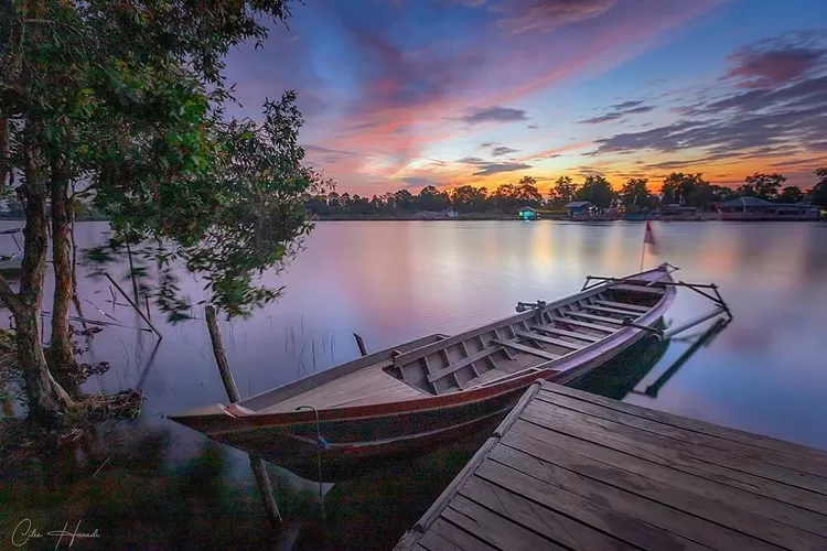 Danau Seran, destinasi wisata alam paling cantik dan menarik di Banjarbaru Kalimantan Selatan. (Instagram @banjarinfo)