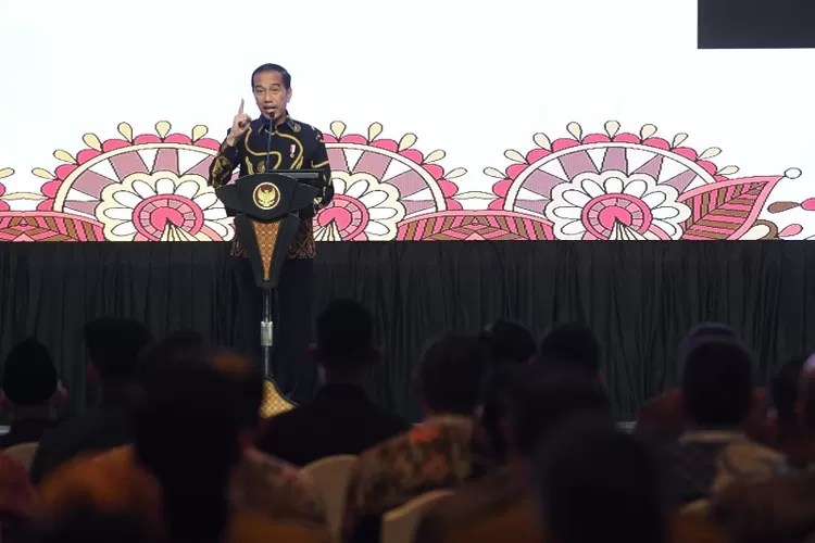 Presiden Jokowi mengapresiasi semakin banyaknya produk-produk UMKM dan koperasi yang masuk ke dalam e-katalog. (Foto : kemdikbud.go.id)