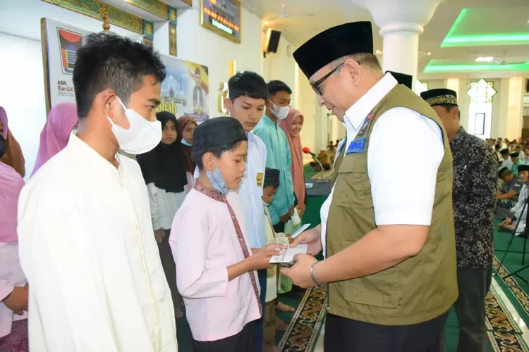 Muhasabah diawal dengan penyerahkan bantuan olek Sekda Kota Padang Andree Algamar. (Zal/Prokopim Pdg)