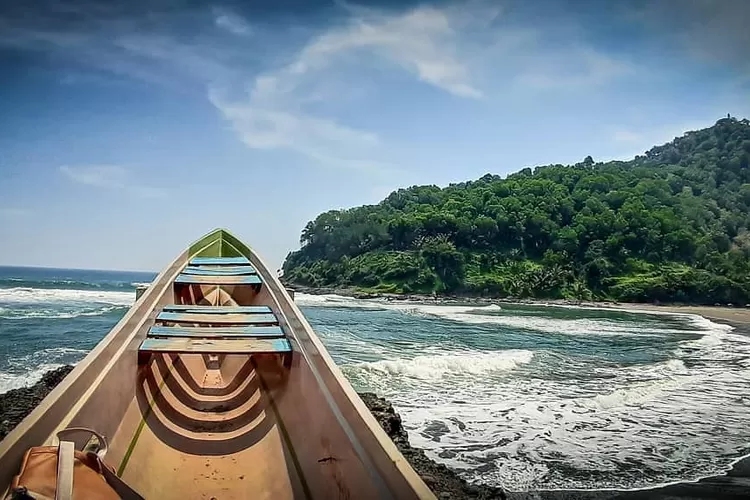 Pantai Karang Bolong, salah satu pantai di Jawa Timur dengan suasana alam yang indah. (Akun Instagram @pantaikarangbolong)