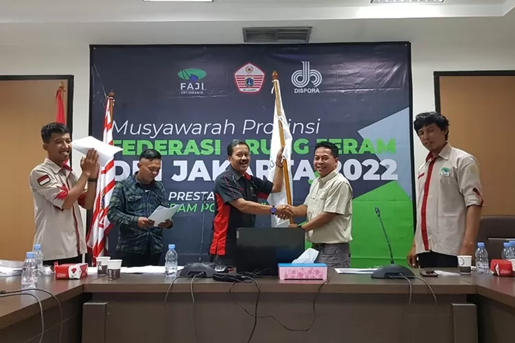 H Khaeroni menerima bendera FAJI DKI sebagai estafet kepemimpinan untuk periode 2022 - 2024.