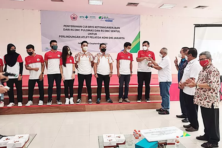 Deputi Direktur Wilayah DKI Jakarta BPJS Ketenagakerjaan Eko Nugriyanto menyerahkan kartu BPJS Ketenagakerjaan kepada perwakilan atlet secara simbolis.