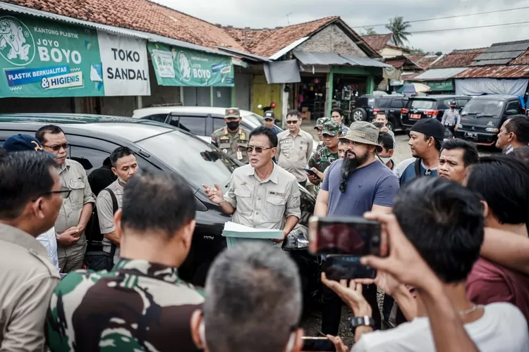 Bupati Ciamis Herdiat Sunarya meninjau lokasi terjadinya kebakaran di Pasar Banjarsari pada Jum'at (30/09/2022). (Foto: Anton)