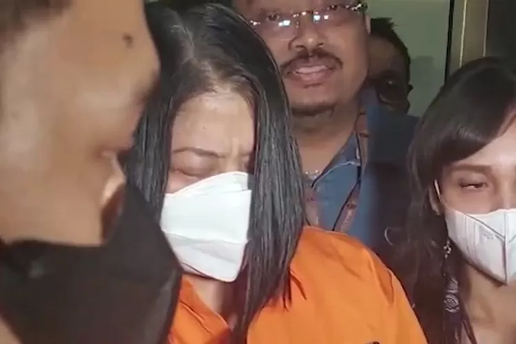 Putri Candrawathi Ditahan, Resmi Jadi tersangka dengan Baju Oranye (Firdausi/Pojoksatu)