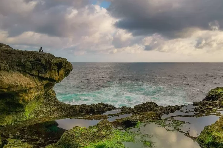 Pantai Kedung Tumpang, salah satu destinasi wisata pantai di Jawa Timur yang mempesona. (Akun Instagram @djecko_1979)