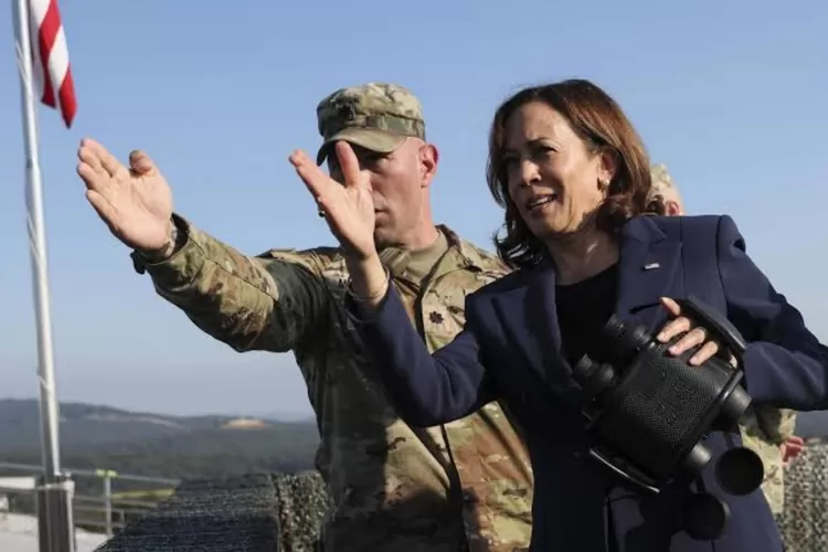 Potret Kamala Harris saat berkunjung ke DMZ wilayah perbatasan antara Korea Selatan dan Korea Utara bersama dengan salah seorang anggota militer Korsel (Washington post )