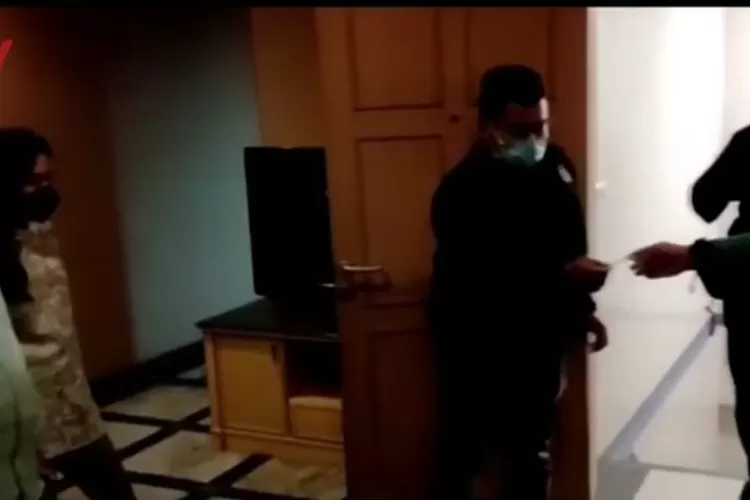 Oknum ASN suku Dinas Pendidikan Jakarta Barat tampak pasrah saat digerebek oleh istri sah dan kuasa hukumnya di hotel kawasan Tangerang (Sumber : YouTube Buletin iNews, 30/9/2022)