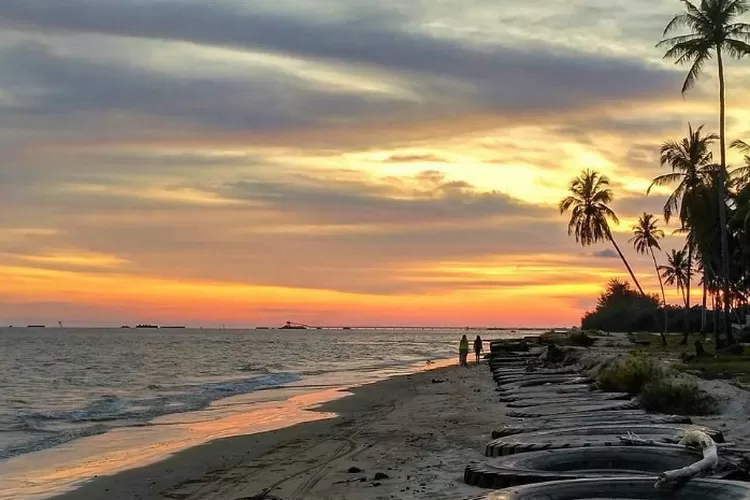 View Sunset Terindah di Destinasi Wisata Alam Pantai Sungai Cuka Tanah Bumbu, Kalimantan Selatan (Instagram/ @buayapenjelaja)