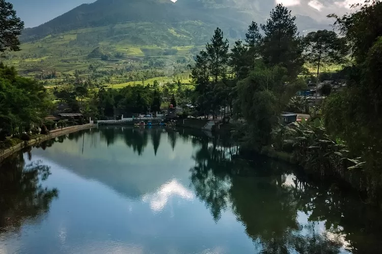 Telaga Bedakah, destinasi wisata alam dengan pemandangan terindah di Wonosobo Jawa Tengah. (Instagram @iqbalxpangestu)