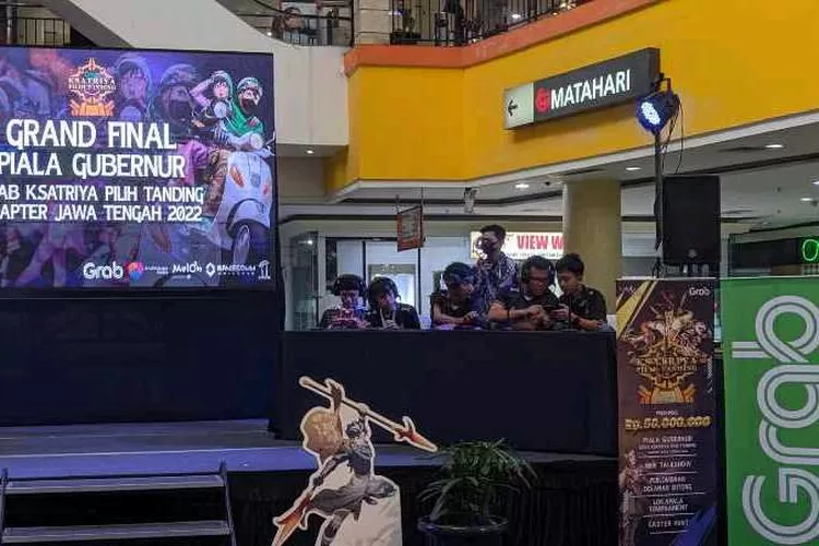 Empat tim bertanding di grand final e-sport Piala Gubernur Jawa Tengah yang diselenggarakan di Solo Grand Mall (Endang Kusumastuti)