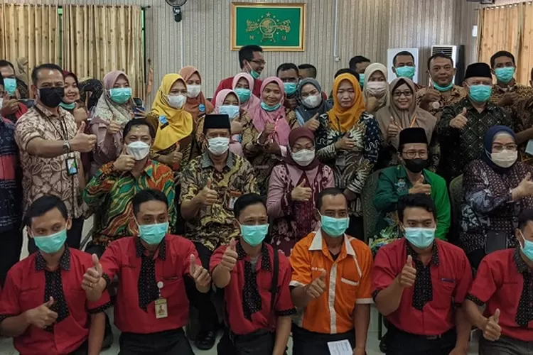   Menaker RI Ida Fauziyah (dan Deputi Direktur Wilayah BPJS Ketenagakerjaan Jawa Timur, Deny Yusyulian disela penyerahan BSU Ketenagakerjaan 2022