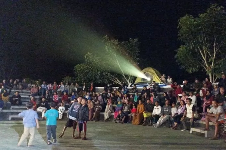 Sebagian warga Candi, Sumber, Dukun, Magelang saat menyaksikan pemutaran film pendek sebagai rangkaian acara Ndeso Film Festival.  (Foto: Dok Humas UMY   )