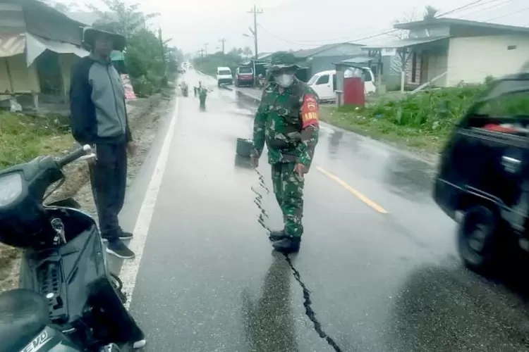 Gempa di Tapanuli Utara (Taput), Sumatera Utara yang terjadi pada Sabtu (1/10/2022) dini hari, menyebabkan kerusakan ruas jalan (Foto : Ist)