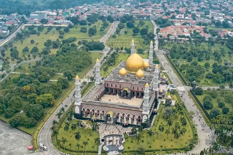 Keindahan Masjid Kubah Emas, salah satu destinasi wisata religi yang berlokasi di Kota Depok. (Instagram @tion_graph)