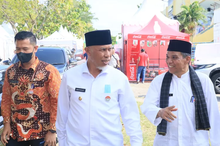 Gubernur Sumbar Mahyeldi Ansharullah bersama Da'i kondang, Das'ad Latief saat di GOR Haji Agus Salim, Jumat, 30 September 2022.